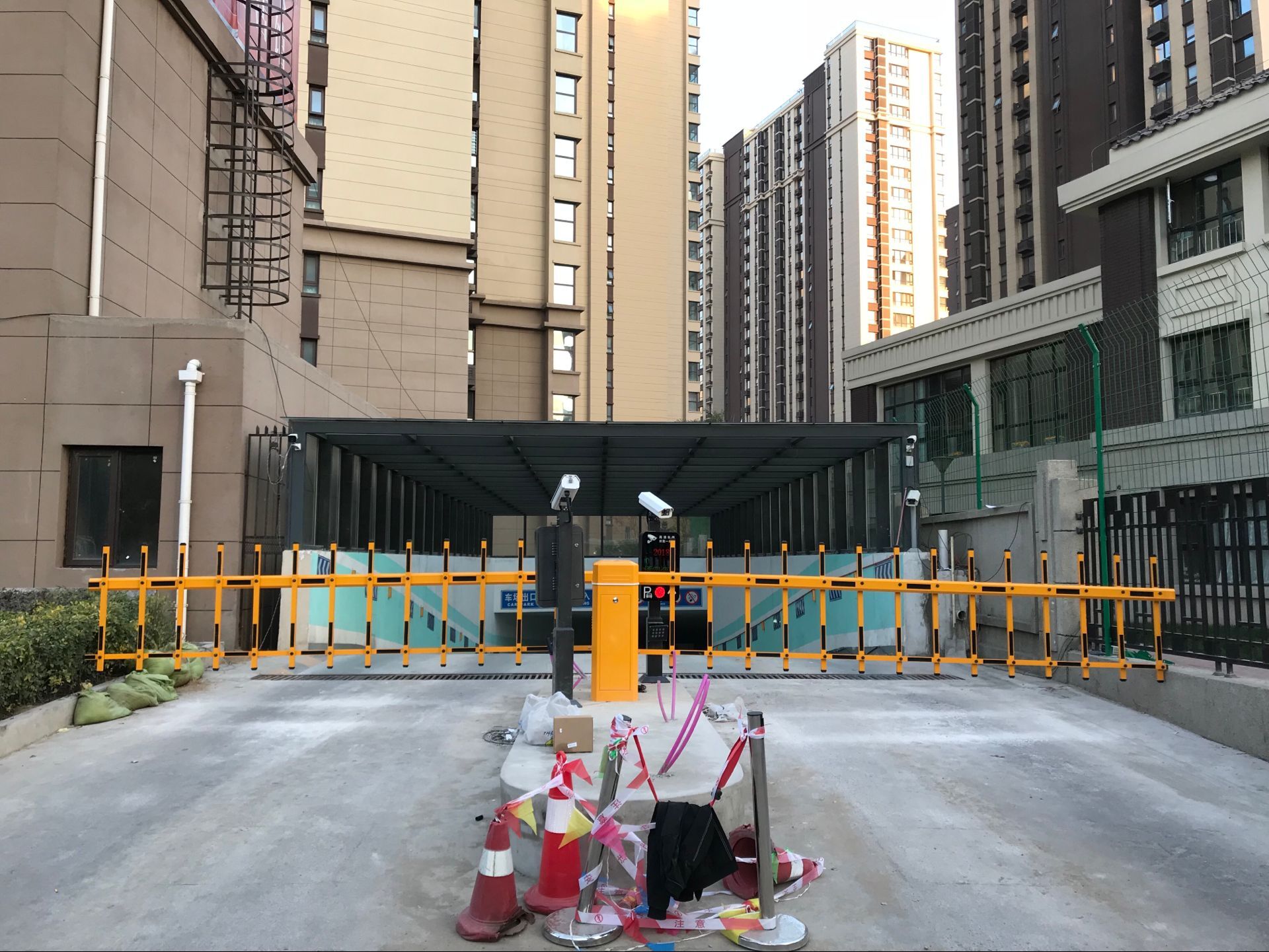 沈陽富麗地產(chǎn)車牌識別系統(tǒng)及柵欄道閘13998203311