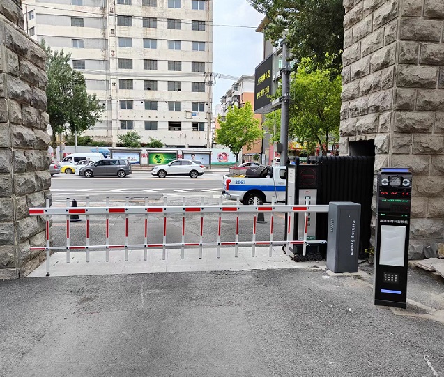 沈陽(yáng)某檢察院立式車牌識(shí)別道閘系統(tǒng)